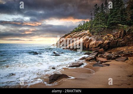 Une petite plage nichée le long de la côte rocheuse du Maine dans le parc national Acadia. Banque D'Images