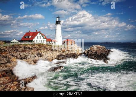 Le phare de Portland Head sur la côte du Maine près de Portland se tient fermement contre les éléments. Banque D'Images