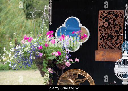 East Molesey, Surrey, Royaume-Uni. 3rd juillet 2023. Décorations de jardin à vendre au RHS Hampton court Garden Festival dans le domaine de Hampton court Palace. Cette année, c'est le 30th anniversaire du Festival qui aura lieu du 4th au 9th juillet. Crédit : Maureen McLean/Alay Banque D'Images