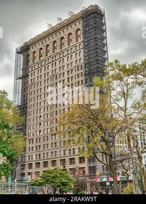 NEW YORK, États-Unis - 13 NOVEMBRE 2022 : Construit en 1902, le Flatiron Building a été l'un des premiers gratte-ciel construits à New York. Banque D'Images