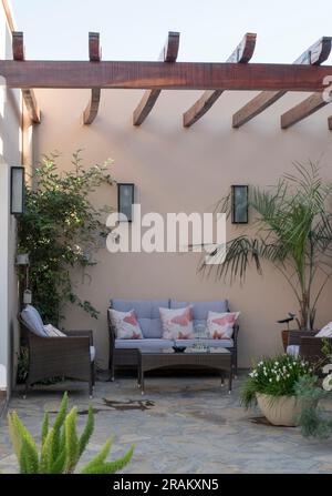 Fauteuils dans un jardin d'une maison à Cafayate Banque D'Images