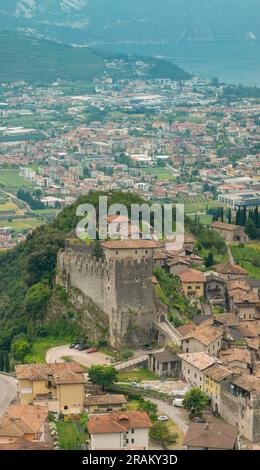 Vue aérienne des remparts médiévaux et du château de Tenno surplombant Riva del Garda. Montagnes et collines autour du lac Garda. Trentino, Italie Banque D'Images