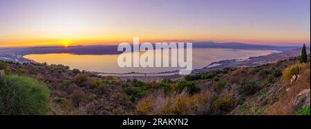 Vue panoramique au coucher du soleil sur la mer de Galilée (lac Tiberias ou Kinneret), dans le nord d'Israël Banque D'Images