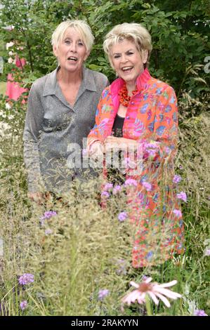 3 juillet 2023. East Molesey, Surrey, Royaume-Uni. Carol Klein et Gloria Hunniford au RHS Hampton court Palace Garden Festival 2023. Sue Andrews/Alamy. Banque D'Images