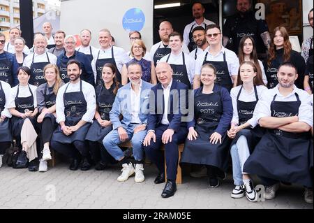 Berlin, Allemagne. 04th juillet 2023. Kai Wegner (4th de droite, CDU), Maire de Berlin, et Stefan Franzke (5th de droite), Directeur général de Berlin Partner for Business and Technology posent pour une photo avec les chefs maîtres de l'Hoffest de Berlin dans les Rotes Rathaus. Credit: Annette Riedl/dpa/Alay Live News Banque D'Images