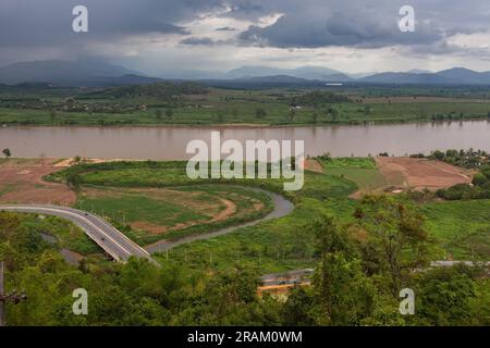 Belle vue sur le fleuve Mékong depuis la colline du temple près de Chiang Saen, Thaïlande. La région du Triangle d'Or - frontière entre la Thaïlande, Myanmar (Birmanie) an Banque D'Images