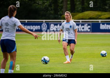 Clairefontaine en Yvelines, France. 04th juillet 2023. Amandine Henry de France contrôle le ballon pendant la formation de l'équipe française, préparation à la coupe du monde de la FIFA 2023 sur la 4 juillet 2023 au Centre National du football à Clairefontaine-en-Yvelines, France - photo Melanie Laurent/A2M Conseil sportif/DPPI crédit: DPPI Media/Alamy Live News Banque D'Images