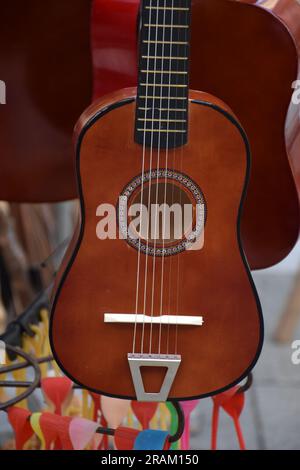 Guitare brune accrochée à la foire de rue Spancirfest à Varazdin, Croatie Banque D'Images