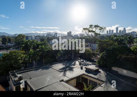 Tegucigalpa, Francisco Morazan, Honduras - 7 décembre 2022 : vue panoramique de la ville avec des maisons, des bâtiments et des arbres entourés de Green Mountain Banque D'Images