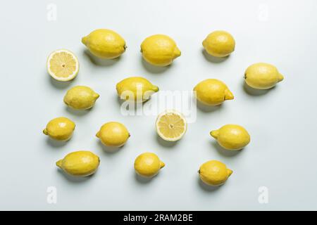 Un bouquet de citrons jaunes sur un fond bleu clair Uni Banque D'Images