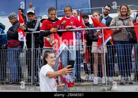 Biel, Suisse. 30th juin 2023. Suisse, Bienne, 30 juin 2023: Seraina Piubel (Suisse) avec des fans de Suisse après le match international de football amical entre la Suisse et la Zambie au Tissot Arena de Bienne, Suisse. (Daniela Porcelli/SPP) crédit: SPP Sport presse photo. /Alamy Live News Banque D'Images
