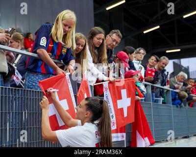 Biel, Suisse. 30th juin 2023. Suisse, Bienne, 30 juin 2023: Seraina Piubel (Suisse) avec des fans de Suisse après le match international de football amical entre la Suisse et la Zambie au Tissot Arena de Bienne, Suisse. (Daniela Porcelli/SPP) crédit: SPP Sport presse photo. /Alamy Live News Banque D'Images