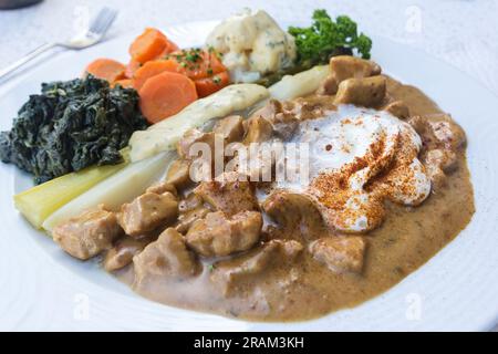 Ragoût de viande de veau à la Zurich avec légumes de saison variés : asparagels, carots, califlower, spinat et garniture à la crème. Cuisine suisse locale espace dans Banque D'Images