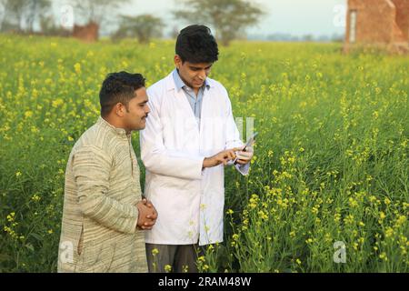 Médecin testant et examinant la qualité des cultures pour améliorer les avantages agricoles. Expert en cultures permettant aux agriculteurs de comprendre la qualité du sol. Banque D'Images