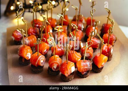 Canape avec saumon, fromage à la crème et pain de seigle sur brochettes Banque D'Images