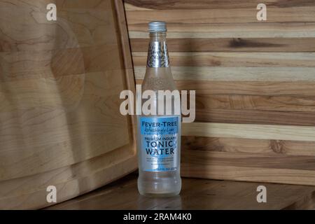 Bouteille d'eau tonique indienne premium de marque Fever Tree avec de la quinine sur un fond rustique Banque D'Images