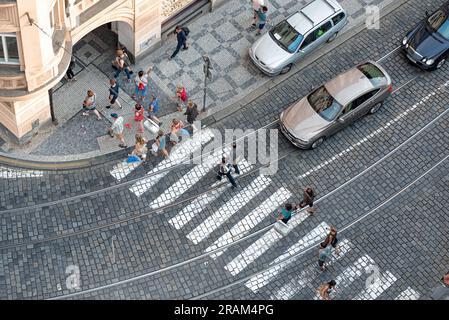 Prague, République tchèque - 12 mai 2019 : un groupe de personnes traverse une passerelle Banque D'Images