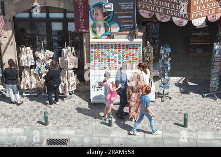 Larnaca, Chypre - 16 avril 2022 : boutique de souvenirs dans la rue touristique populaire de Larnaca Banque D'Images