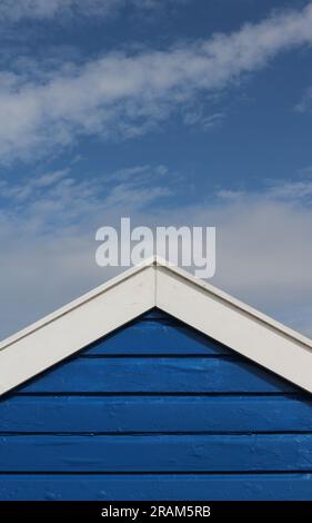 Image verticale de la vieille cabane de plage anglaise avec toit incliné en bleu et blanc contre ciel avec espace de copie. Photo de haute qualité Banque D'Images