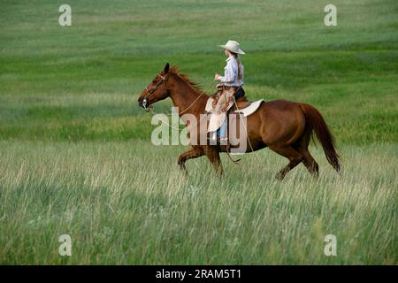 ADA Dennis à cheval sur Dennis Ranch, Red Owl, Dakota du Sud. Banque D'Images