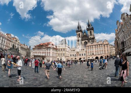 Prague, République tchèque - 21 mai 2017 : foule de gens sur la place de la Vieille ville Banque D'Images