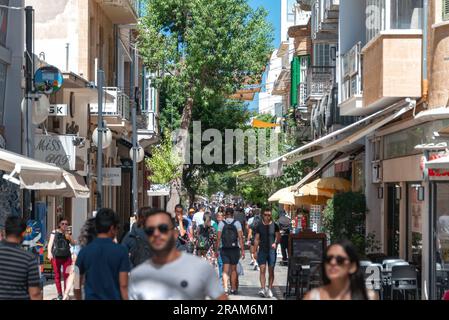 Nicosie, Chypre - 24 octobre 2022 : les gens marchent dans la rue Ledra Banque D'Images