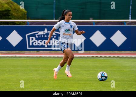 Clairefontaine-en-Yvelines, France, 4 juillet 2023 Sakina Karchaoui, de France, contrôle le ballon pendant l'entraînement de l'équipe de France, préparation pour la coupe du monde féminine de la FIFA 2023 le 4 juillet 2023 au Centre National du football à Clairefontaine-en-Yvelines, France Banque D'Images