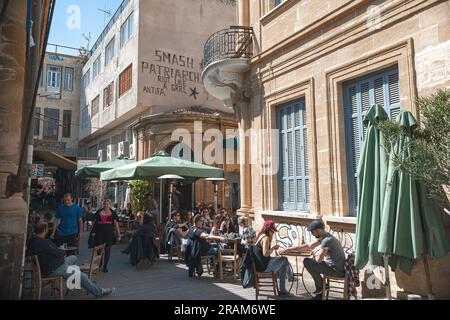 Nicosie, Chypre - 13 avril 2015 : les gens dans un café traditionnel de la rue Ledra dans le quartier historique de Nicosie Banque D'Images