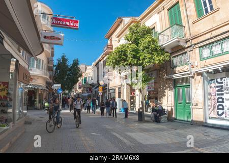 Nicosie, Chypre - 13 avril 2015 : les gens marchent autour de la rue Ledra, une artère commerçante importante dans le centre de Nicosie Banque D'Images