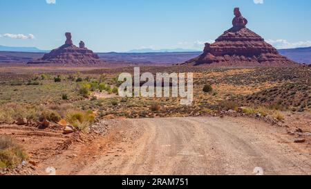 Sitting Hen Butte et Rooster Butte vu de la route à Valley of the Gods | Utah, États-Unis Banque D'Images