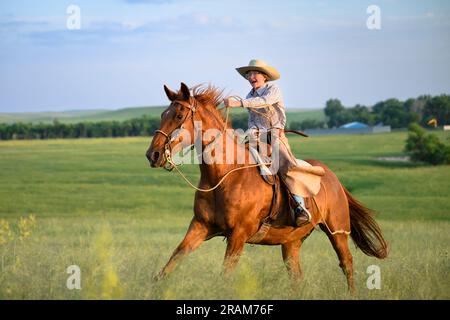 ADA, à la course de son cheval, Dennis Ranch, Red Owl, Dakota du Sud. Banque D'Images