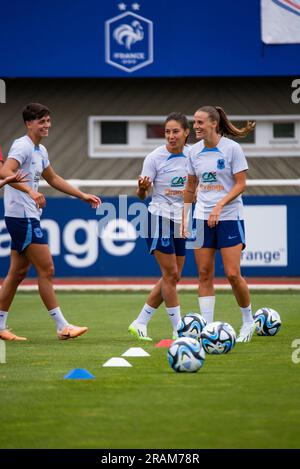 Clairefontaine-en-Yvelines, France, 4 juillet 2023 Elisa de Almeida, Clara Mateo et Sandie Toletti, lors de l'entraînement de l'équipe de France, préparation pour la coupe du monde féminine de la FIFA 2023 le 4 juillet 2023 au Centre National du football à Clairefontaine-en-Yvelines, France Banque D'Images