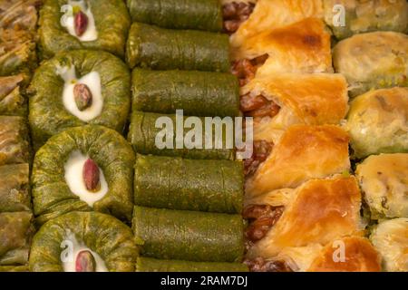 Pistache turque baklava isolée sur fond blanc. Une variété de baklava turque douce. Baklava de noyer. Banque D'Images
