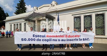 Bucarest, Roumanie. 4th juillet 2023 : un groupe de parlementaires de Save Romania Union (USR) proteste contre les lois sur l'éducation que le président roumain promulguera aujourd'hui, devant le Palais Cotroceni, le siège de la présidence roumaine. Les lois sur l'éducation font partie du projet national 'Educated Romania' lancé par le Président de Roumanie Klaus Iohannis en décembre 2018 avec l'objectif 2030. Sur la bannière est écrit: L'échec de 'Educated Romania': 50 000 des enfants n'ont pas été inscrits au baccalauréat. Credit: Lucien Alecu/Alamy Live News Banque D'Images