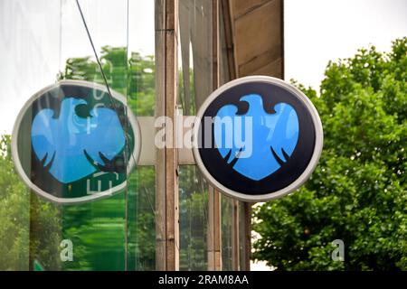 Londres, Angleterre, Royaume-Uni - 28 juin 2023 : panneau au-dessus de l'entrée d'une succursale de la banque Barclays dans le centre de Londres. Banque D'Images