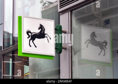 Londres, Angleterre, Royaume-Uni - 28 juin 2023 : panneau au-dessus de l'entrée d'une succursale de la banque Lloyds dans le centre de Londres, avec reflet dans le verre. Banque D'Images