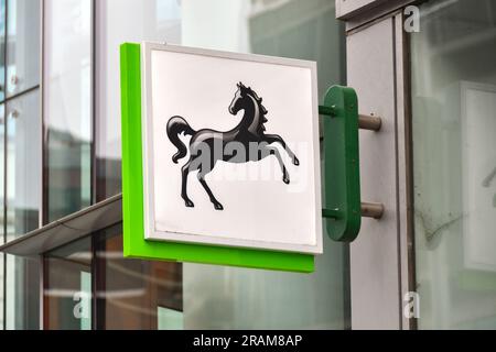 Londres, Angleterre, Royaume-Uni - 28 juin 2023 : panneau au-dessus de l'entrée d'une succursale de la banque Lloyds dans le centre de Londres. Banque D'Images