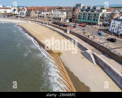 Porthcawl, pays de Galles - 9 juin 2023 : vue aérienne de la plate-forme en béton devant la promenade de la ville de Porthcawl dans le sud du pays de Galles. Banque D'Images