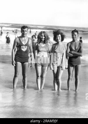 Galveston, Texas : c. 1927 les quatre gagnants du défilé de mode pour célébrer l'ouverture officielle de la plage de Treasure Island ici, le « dimanche de Splash ». Banque D'Images