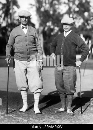 Palm Beach, Floride: 1 janvier 1927 deux membres de la société de Pennsylvanie profitent d'une partie de golf le jour de l'an. Ils hivernent à l'hôtel Everglades. Banque D'Images