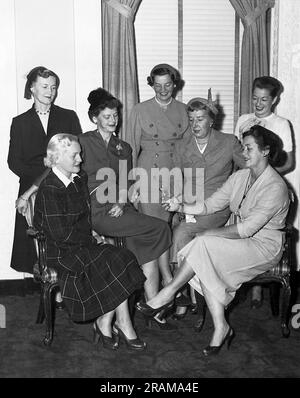 Chicago, Illinois : c. 1951 Un groupe de femmes admirent un petit trophée de golf. Banque D'Images