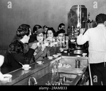 New York, New York : 1939. Les étudiants italiens qui étudient à l'université de Columbia font une pause dans leurs livres dans un café expresso local. Banque D'Images