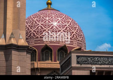 Gros plan sjot des motifs géométriques d'un dôme de la mosquée Putra Banque D'Images