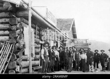 Bettles, Alaska: c. 1898 The Miner's Home Restaurant, Bar, boulangerie, et Hébergement à Bettles. Banque D'Images