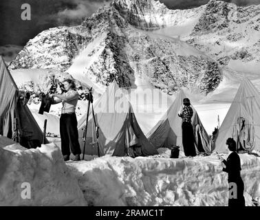 Parc national Jasper, Alberta, Canada : c. 1960 les femmes à leur camp de ski dans la neige au-dessus de timberline, dans la vallée de l'Eremite, dans les Rocheuses canadiennes. Banque D'Images