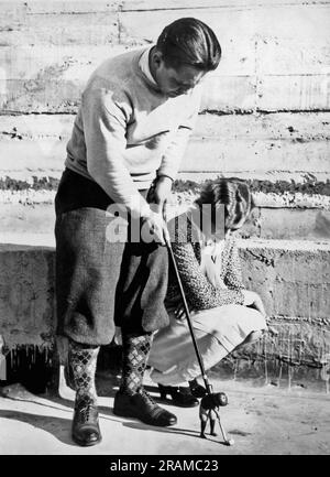 Los Angeles, Californie: 19 janvier 1928. Jack Redmond, un professionnel du golf réputé, présente les dernières nouveautés dans les clubs de golf de fantaisie. Tirer une gâchette à la poignée du club fait que le petit homme balance et de conduire la balle à 50 yards. Les tranches deviennent la faute du petit homme. Banque D'Images