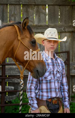 Sam et cheval, Dennis Ranch, Red Owl, Dakota du Sud. Banque D'Images