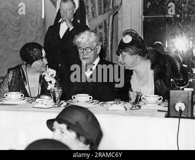 Washington, D.C.: c. 1929 le représentant du leader parlementaire Henry Rainey discute avec Mary Norton, Représentante démocrate du New Jersey, (L) et Mme Woodrow Wilson, veuve de l'ancien président de l'hôtel Willard. Banque D'Images