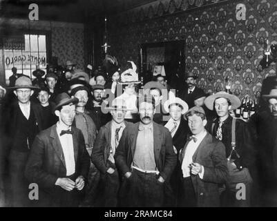 Dawson City, territoire du Yukon, Canada : c. 1898 l'intérieur du pavillon Monte Carlo à Dawson City avec ses nombreux hommes et deux femmes. Banque D'Images