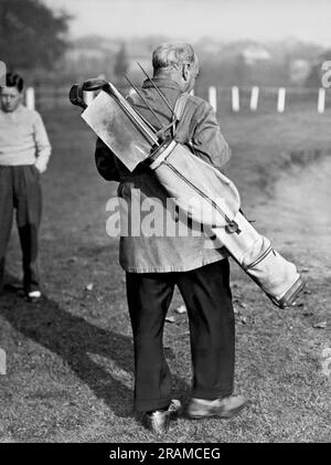 Leeds, Angleterre : octobre 1939. Temps de guerre sur le parcours de golf Templenewsam à Leeds. Des parties du parcours sont maintenant creusées pour les jardins, donc les golfeurs sont censés jouer à travers et puis de retour pour aider dans les jardins. Banque D'Images